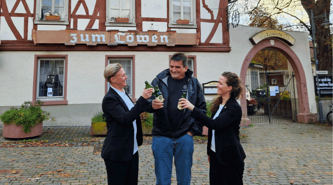 Foto vor dem Gebäude des zukünftigen DIE BIERMACHER. Brauereigasthof "Löwe" in Seeheim. V.l.n.r.: Nadine Höpfner (Kaufmännische Leitung), Ralf Schuchmann (Geschäftsführer), Caroline Maiwald (Marketingleitung) der Die Biermacher GmbH